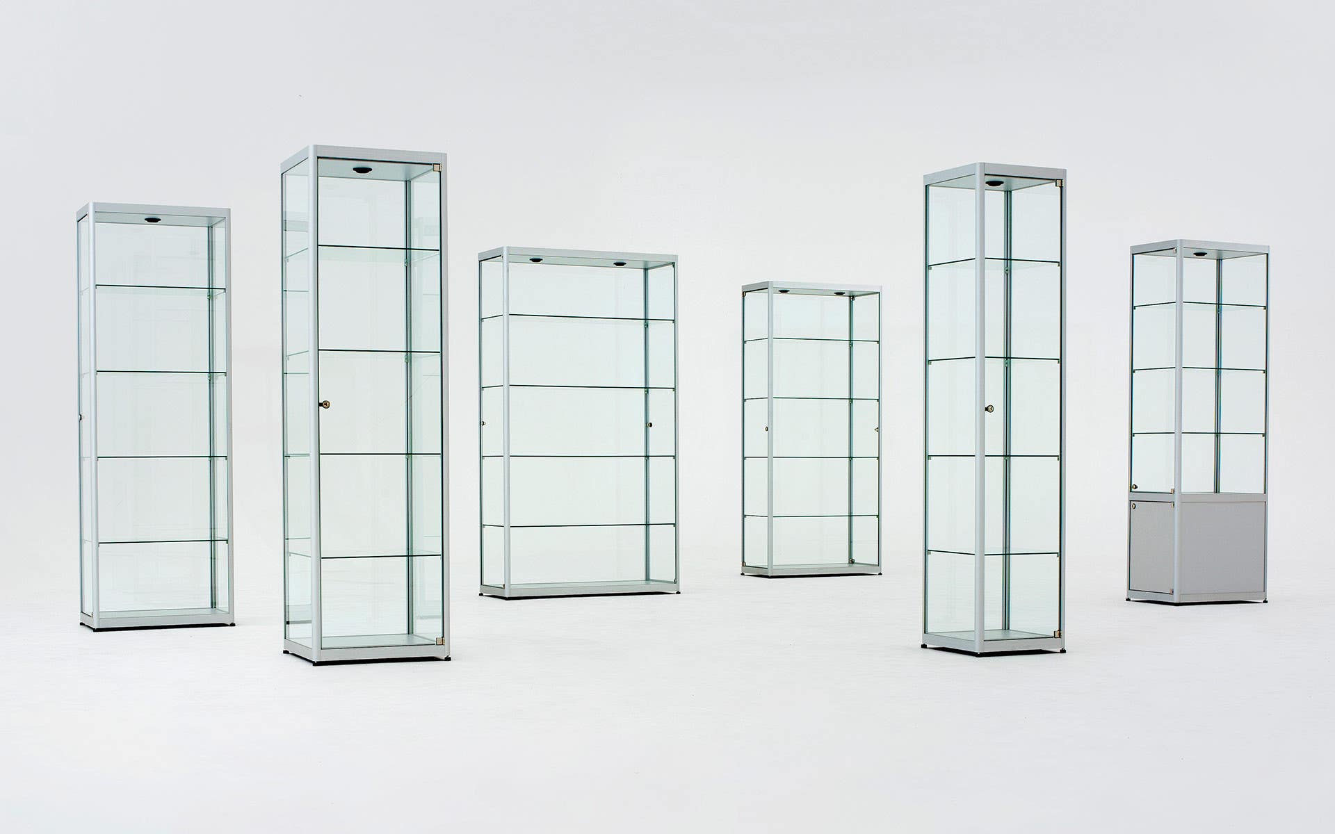 Magnuson VA0 Pictor Showcase With Tempered Glass,1 Door With Cylinder Lock