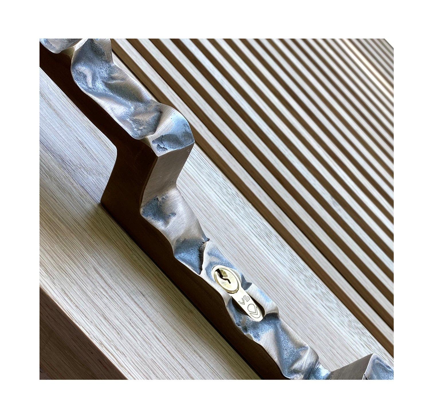 Philip Watts CRUSHED 1000 Centre Handle (1000mm X 35mm)- Single Handle