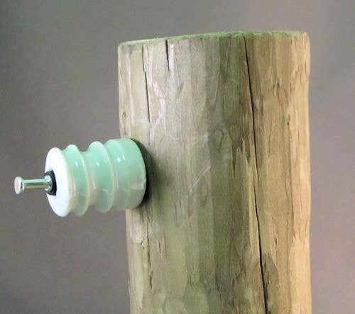 Dare 16D-25 Porcelain Insulator With Washer & Double Headed Nail, 25pk.